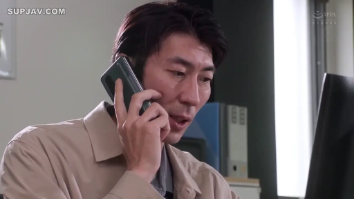 坐姿 · 严肃 · 脸部 · 办公室 · 手机 · 男性 · 打电话 · 夹克