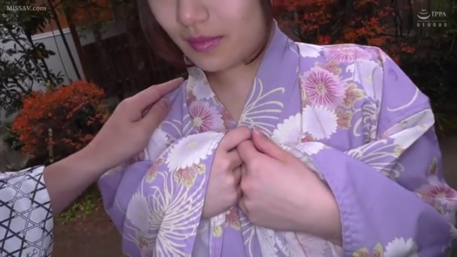 胸部特写 · 站立 · 羞涩 · 视频截图 · 抓紧衣领 · 紫色和服 · 户外庭院