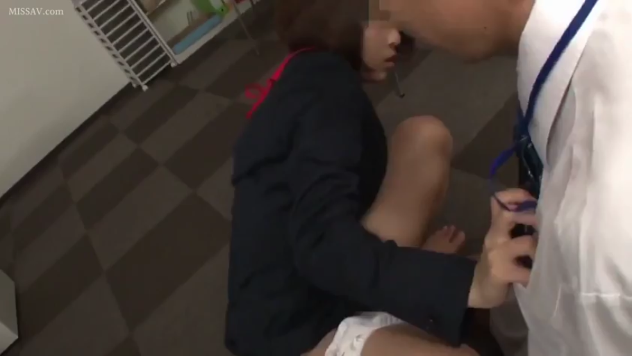 办公室 · 蹲姿 · 中景 · 职业装