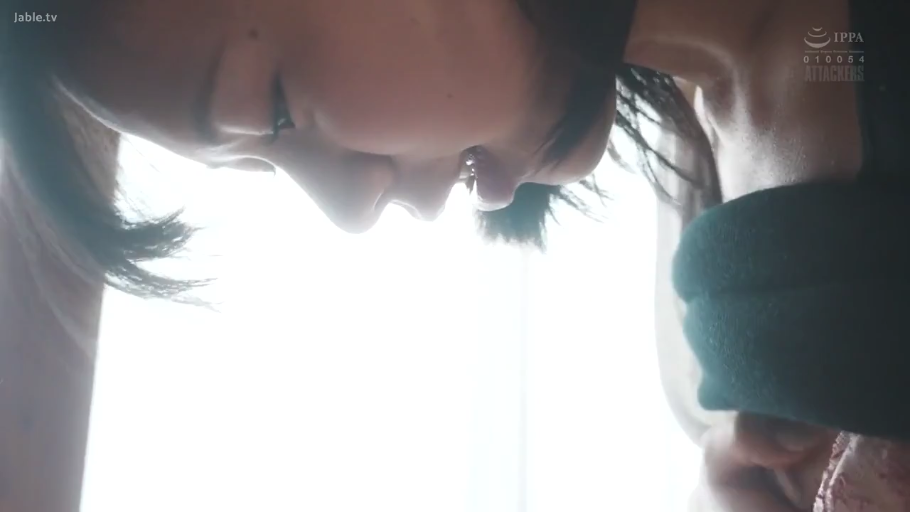 室內 · 俯臥 · 面部特寫 · 神情迷离 · 口交暗示 · 特写视角 · 深色抹胸