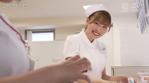 护士服 · 侧身 · 中景 · 微笑 · 制服诱惑 · 灿烂 · 药盒 · 药房