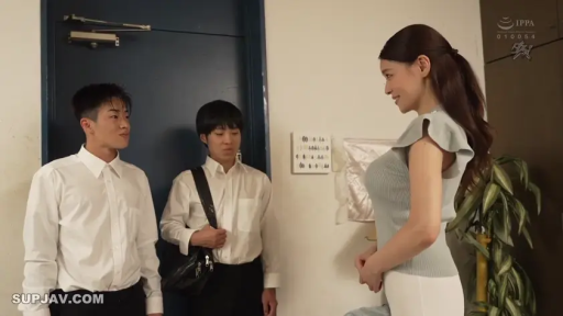 中景 · 站立 · 灰色针织衫 · 单肩包 · 玩味 · 言语交流 · 门口玄关 · 剧情引入