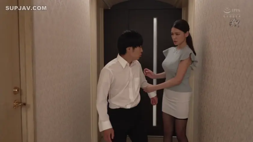 严肃 · 职场正装 · 门口 · 把手 · 职场剧情 · 全身中景 · 互动纠缠 · 站立拉扯