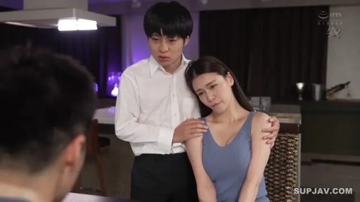 中景 · 蓝色背心 · 室内餐厅 · 依偎