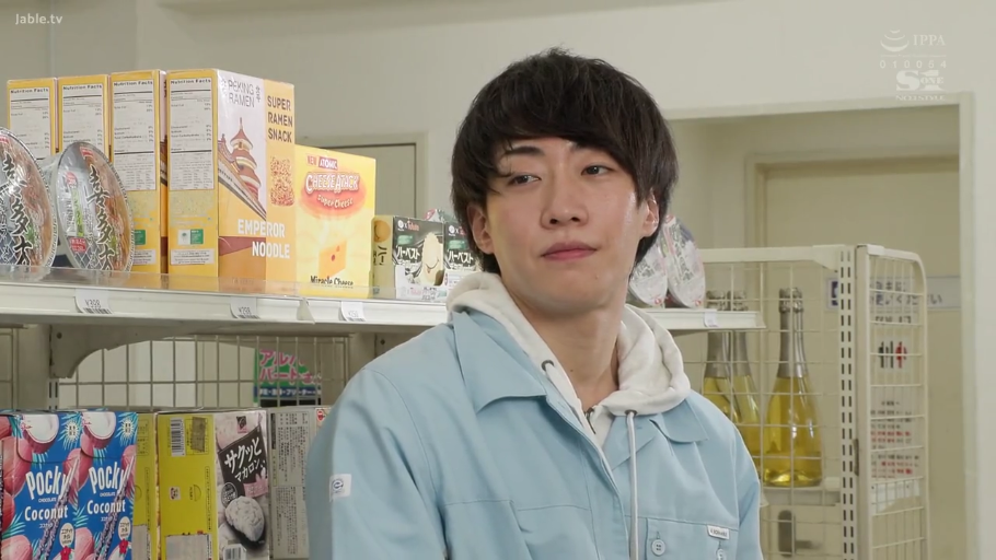 侧身 · 认真 · 货架 · 头部特写 · 服务 · 蓝色工作服 · 商店柜台