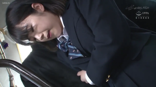 JK制服 · 站立倚靠 · バス · 痴汉题材 · 顔面および上半身 · 挤压 · 车厢扶手 · 闭眼痛苦