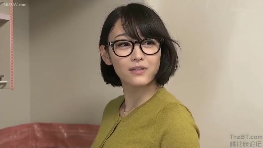 Indoor · Glasses · Close-up of the face · Smile · Gaze · 短发 · 侧头 · 绿色开衫