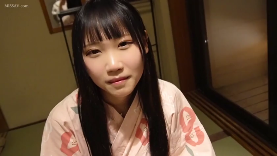 和室 · 含蓄 · 面部特写 · 推拉门 · 正坐 · 和风 · 注视镜头 · 粉色碎花浴衣