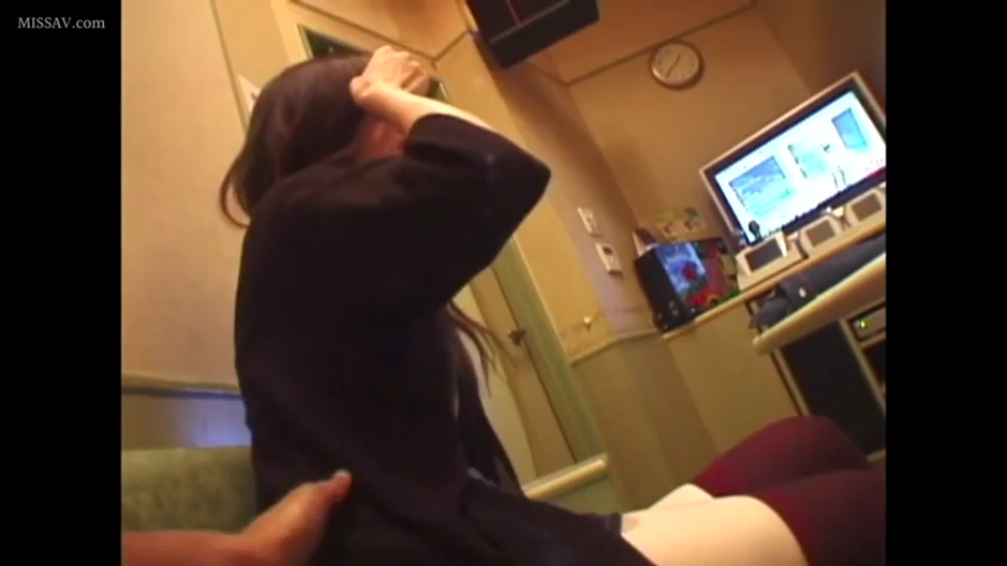 室内 · 坐姿 · 红色丝袜 · 摸腰