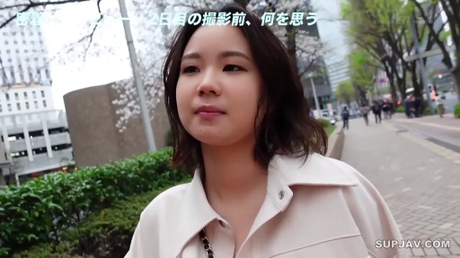 脸部特写 · 站立 · 平静 · 白色外套 · 户外街道 · 城市背景 · 包带 · 望向前方