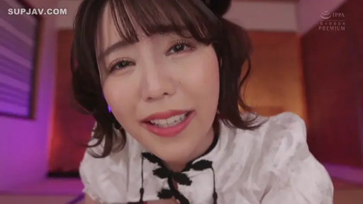 室内 · 俯身 · 脸部特写 · 微笑 · 注视镜头 · 长卷发 · 白色系带上衣