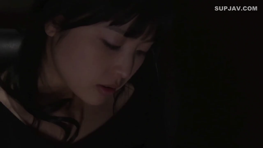 室内 · 低头 · 脸部特写 · 黑色上衣