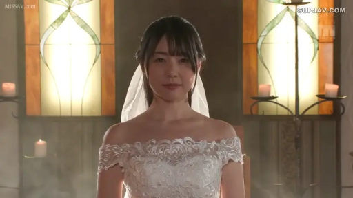 站立 · 微笑 · 半身 · 注視 · ウェディングドレス · 蜡烛 · 教堂