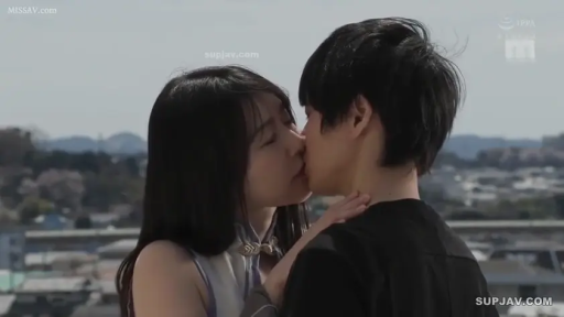 站立 · 闭眼 · 亲吻 · 户外 · 旗袍 · 亲吻特写 · 城市背景