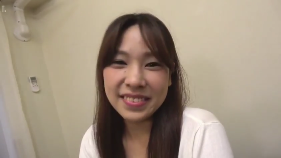 室內 · 臉部特寫 · 微笑 · 白色上衣 · 注视镜头 · 长发 · 正面