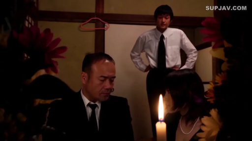 坐姿 · 严肃 · 和室 · 中景 · 多人 · 西装 · 对峙 · 蜡烛