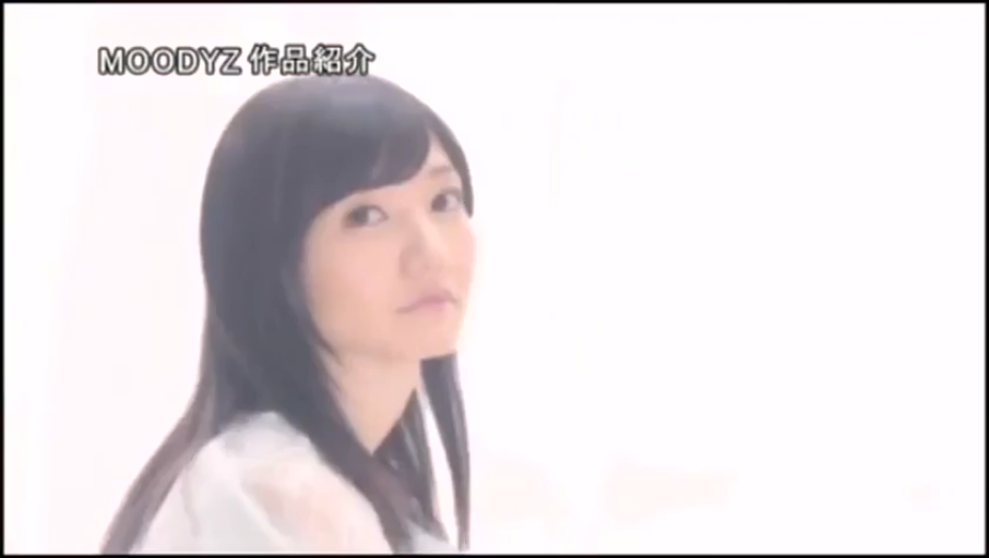 室内 · 站立 · 中景 · 面部特写 · 白色上衣 · 清纯 · 侧身回头