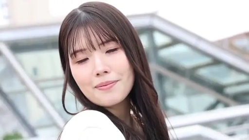 顔部のクローズアップ · 回眸 · 微笑 · 白い上着 · 注視 · 屋外 · 长发