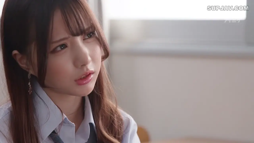 坐姿 · 面部 · 忧郁 · 教室 · 谈话 · 长发 · 耳坠 · 校服衬衫