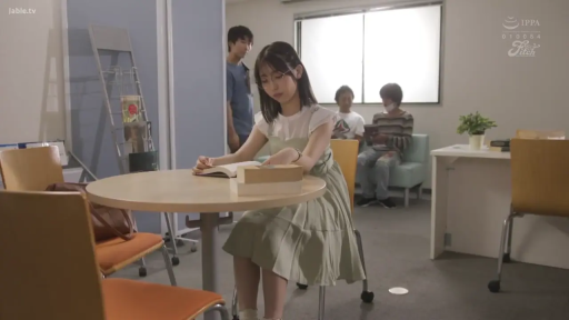 座り姿勢 · 集中 · 圆桌 · 遠景 · 読む · 図書館 · 公共の場 · 浅色连衣裙