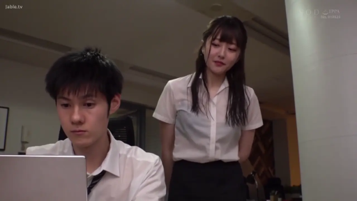 办公室 · 站立 · 中景 · 白襯衫 · 電腦 · 微笑 · 凝视 · 職場劇情