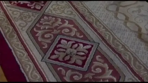 医疗推车 · 中景 · 微笑 · 侧身站立 · 护士角色扮演 · 蓝色护士服 · 病房隔帘内 · 准备器械