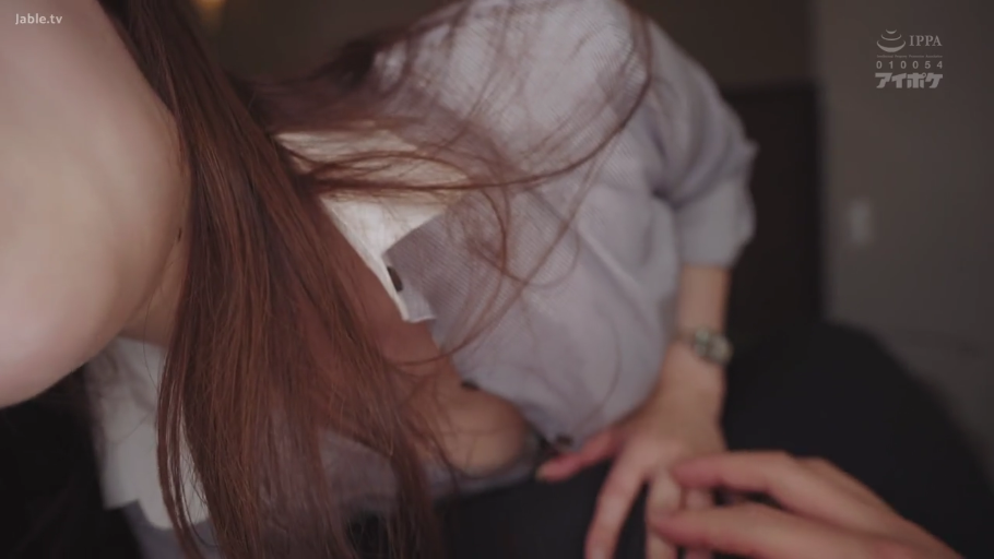 室内 · 俯身 · 半身特写 · 衬衫 · OL · 整理衣物 · 冷静 · 手表