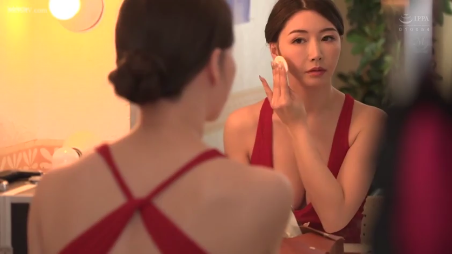 坐姿 · 专注 · 上半身 · 熟女 · 镜子 · 红色连衣裙 · 化妆 · 化妆间