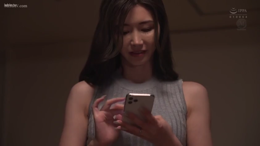 室内 · 站姿 · 自然 · 半身 · 手机 · 熟女 · 玩手机 · 灰色无袖针织衫