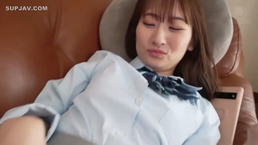 Indoor · Smile · pillow · Supine · 上半身 · 蓝色衬衫