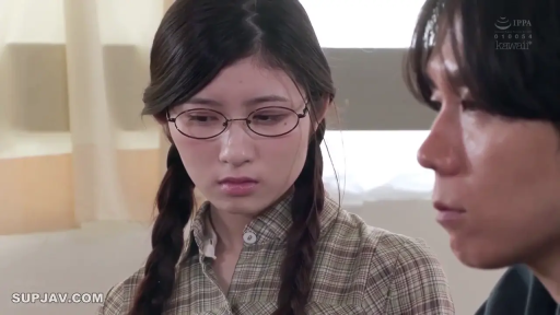 格子衬衫 · 室内 · 沉思 · 忧郁 · 脸部 · 低头 · 眼镜 · 双马尾