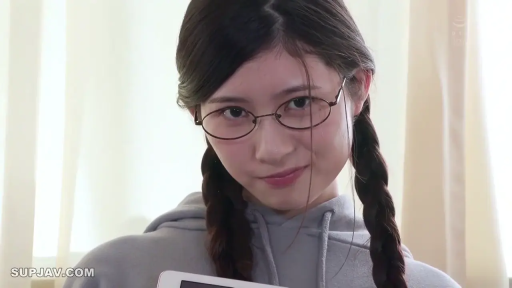 面部特写 · 注视镜头 · 灰色连帽卫衣 · 正面姿势 · 室内窗帘前 · 双马尾发型 · 戏谑微笑 · 圆框眼镜与平板