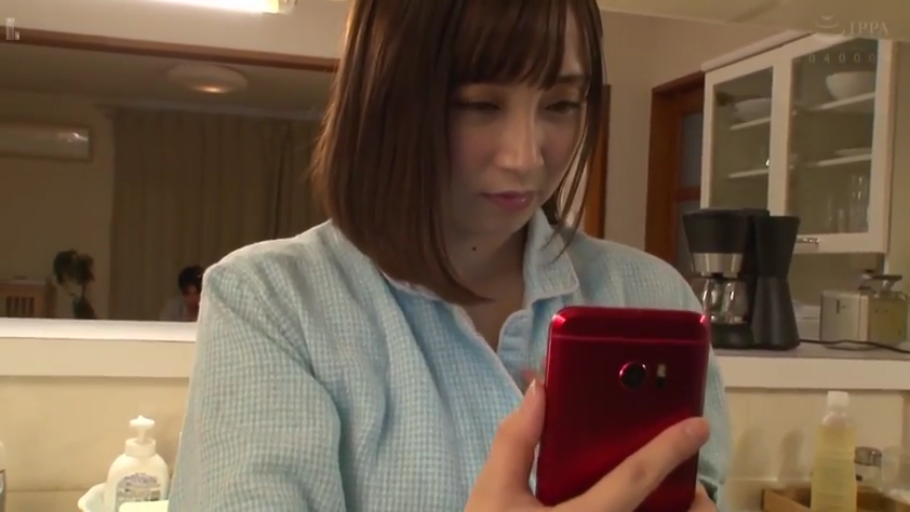 Lower your head · 专注 · Kitchen · Looking at phone · 上半身 · 短发 · Pajamas · 红色智能手机