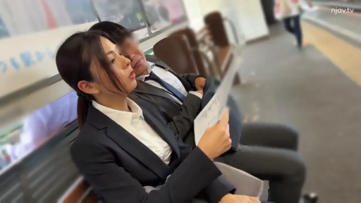 坐姿 · 严肃 · 职业装 · 公共场所 · 车站 · 报纸 · 看报