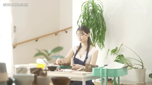 面部 · Stand · 居家室内 · 居家风 · 室内绿植 · 白色罗纹上衣与蓝色围裙 · 低头劳作 · 温顺