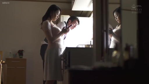 专注 · Stand · Half-body · Plot · 连衣裙 · Kitchen · 背后窥视 · 手机