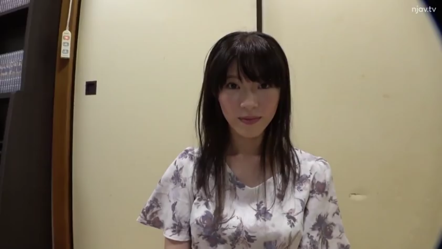 微笑 · 端坐 · 室内和室 · 碎花上衣 · 注视相机 · 半身镜头