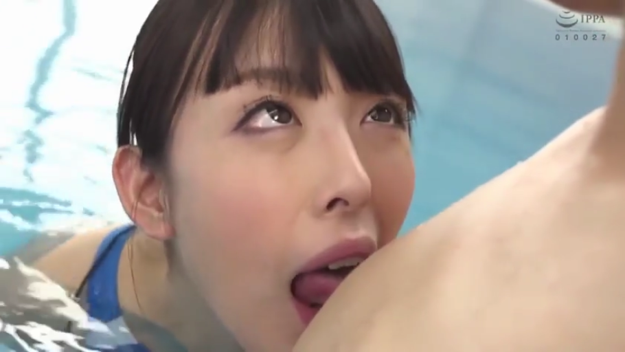 湿身 · 面部特写 · 诱惑 · 蓝色连体泳衣 · 抬头 · 舔舐 · 游泳池