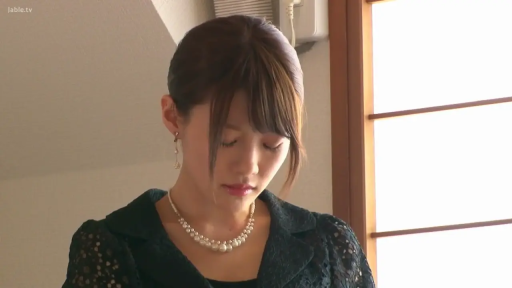 室内 · 站姿 · 平静 · 头部特写 · 静态 · 珍珠项链 · 气质 · 黑色蕾丝装