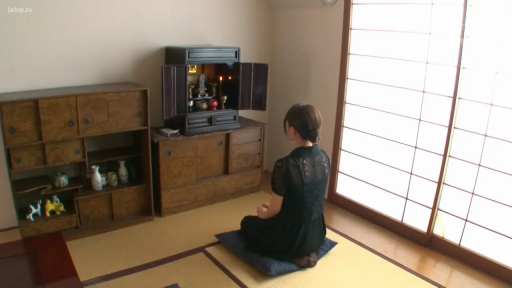 室内 · 跪坐 · 和室 · 黑色连衣裙 · 不可见 · 背影 · 佛龛 · 祭拜