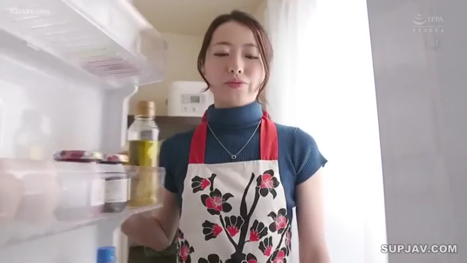 站立 · 中景 · 自然 · 厨房 · 围裙 · 冰箱 · 人妻 · 拿取物品