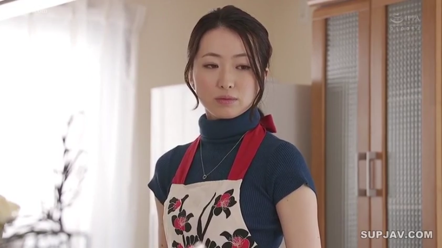 站立 · 平静 · 特写 · 围裙 · 厨房 · 凝视 · 人妻