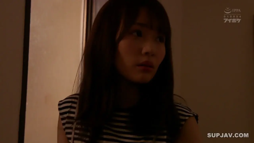 室内 · 面部特写 · 条纹背心 · 侧头