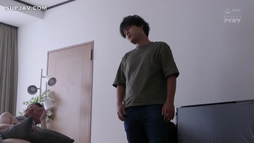 室内 · 站立 · 中景 · 台灯 · 男性 · T恤 · 对峙 · 疲惫