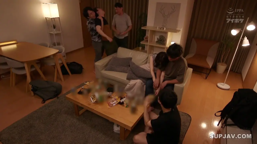 全景 · 沙发 · 客厅 · 多人 · 休闲服 · 模糊 · 聚会 · 依靠