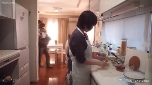 专注 · Medium shot · Standing Posture · 居家 · Kitchen · Apron · 厨具 · 烹饪