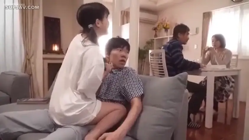 中景 · 沙发 · 客厅 · 跨坐 · 白色大码T恤 · 警惕 · 秘密亲昵 · 家庭禁忌