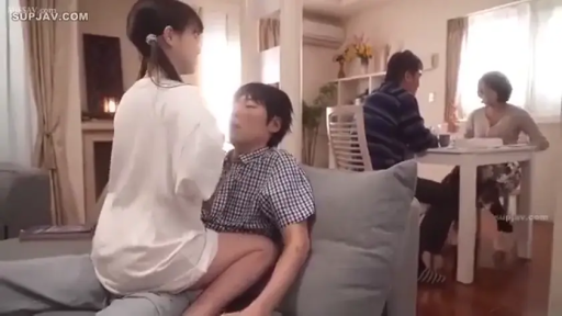 楽しんで · 全景 · ソファ · リビング · 跨がけ · 白いTシャツ · 偷欢