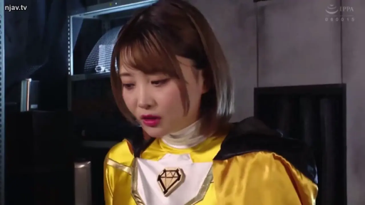 室内 · 委屈 · 角色扮演 · 半身特写 · 正坐 · 凝视 · 战队服