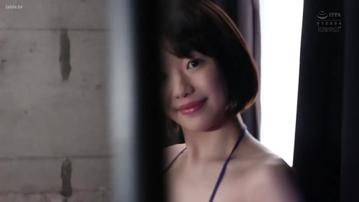 面部 · 卧室 · 枕头 · 趴卧 · 注视镜头 · 柔和 · 白色花边短裙 · 居家风格